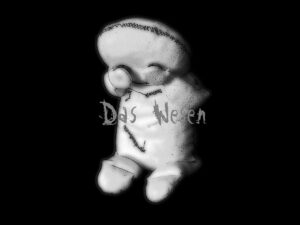 Das Wesen sitzt zusammengekrümmt da und hält sich die Pfoten vor die Augen.