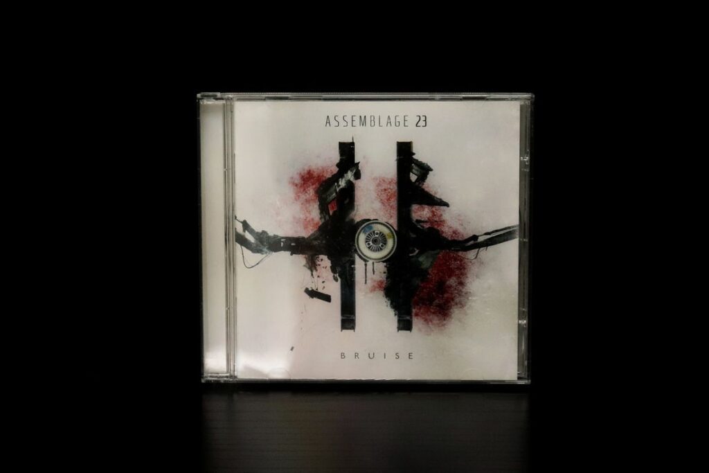 CD Jewelcase und Cover des Assemblage 23 Albums - Bruise.