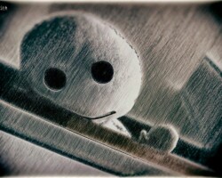 .: Mallalowesen :. Artwork/Photomanipulation des auf einer Arbeitsplatte in der Küche liegenden und mit einer Pfote winkenden Wesens. Von unten photographiert und aus dieser Perspektive so das Bild lustig verstärkt.