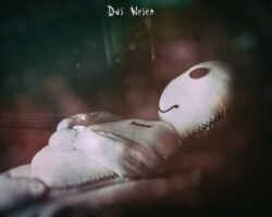 .: Ruhewesen :. Photomanipulation auf dem das Wesen im Profil auf einem Schaukelstuhl liegt. Es hat ein Lächeln im Gesicht und die Pfoten auf der Brust verschränkt. Bild mit grün/gelblich/rosa und dunkelfarbigen Bokeh im Hintergrund.