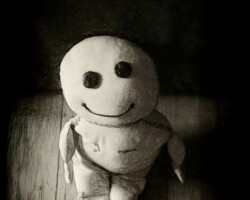 .: Überdosisliebwesen :. Artwork/Photomanipulation. Das Wesen sitzt hier vor dem Betrachter auf dem Boden und wirkt durch sein breites Lächeln und dem in die Höhe gerichteten Blick äußerst niedlich.