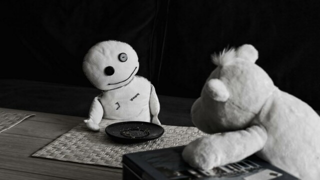 P: "Du Wesen ich weiß, wo es noch mehr davon gibt, hab gesehen wie die da hingekommen sind."
W: "Toll! Schieb die Dose rüber!"