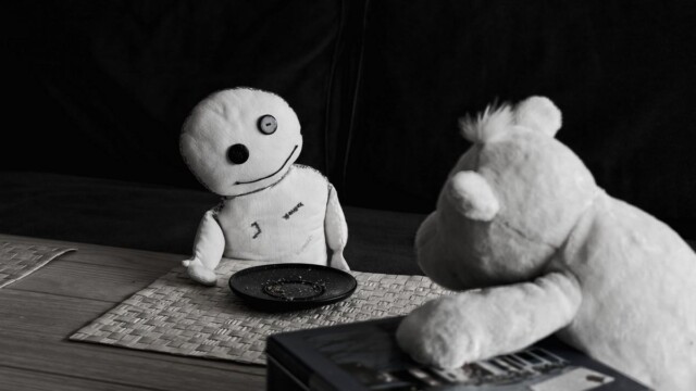 P: "Du Wesen ich weiß, wo es noch mehr davon gibt, hab gesehen wie die da hingekommen sind."
W: "Toll! Schieb die Dose rüber!"