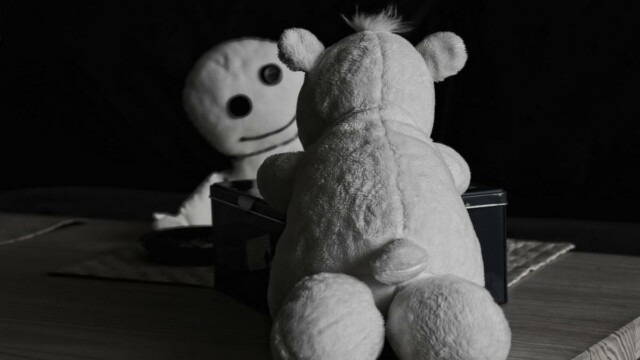 P: "Hier, *ächzuffGeräusch, vollschwer ist die."