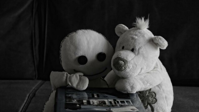 P: "Ja aber warte mal, bevor wir die aufmachen. Hab ne tolle Idee. Ich zieh ne Maske an, dann erkennt uns niemand!"