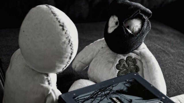 P: "Ich bin das, ich bin der Polsterbär!"
W: Oh Klasse, damit erkennt uns wirklich niemand!"