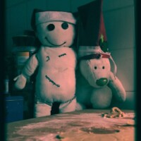 Zuerst haben wir fleißig beim Plätzchenbacken mitgeholfen. Immerhin muss ja der Teig vorher probiert werden.
Diese Verantwortung nehmen wir sehr ernst!