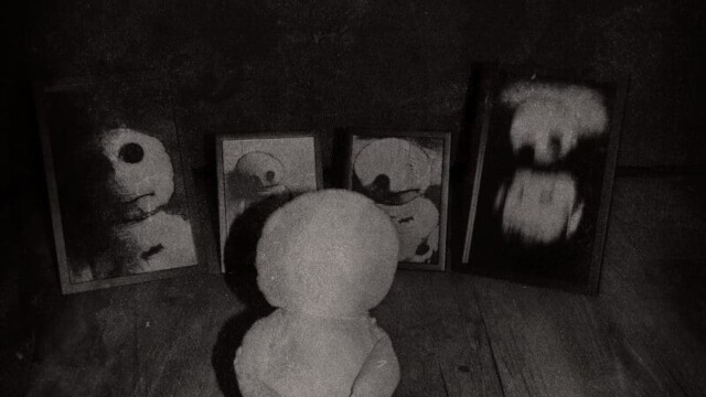 Düsteres Photo des Wesens. Es sitzt, die Arme hinter dem Rücken verschränkt (von hinten fotografiert), vor 4 Bildern auf denen es sich selbst erkennt. Es sind künstlerisch verfremdete Bilder.