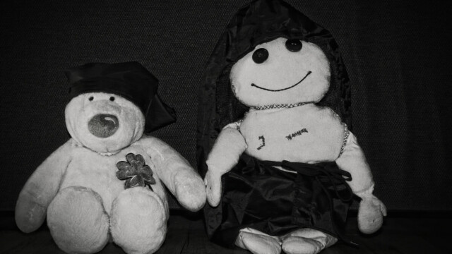 (Outtake) Zwei Regenfreudewesen. Kurz bevor es raus zum Pfützenhüpfen geht.