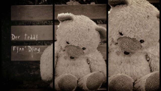 Titelbild der Geschichte: Der Teddy Fynn D'ling In drei Abschnitte geteiltes Bild von einem Teddybär der zusammgeknickt auf einer Holzbank sitzt