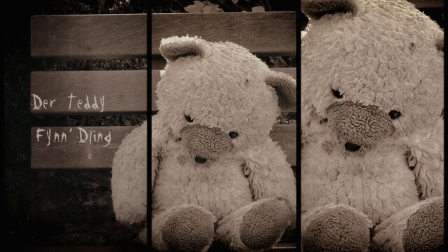 Titelbild der Geschichte: Der Teddy Fynn D'ling In drei Abschnitte geteiltes Bild von einem Teddybär der zusammgeknickt auf einer Holzbank sitzt