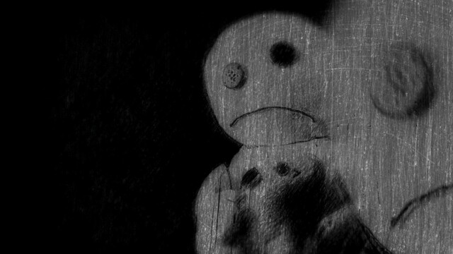 Eine Photomontage des Wesens das eine kleine Plüschochsenfigur auf dem Arm hält und sehr traurig schaut.