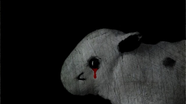 Das Ist Otis der Ochse. Eine kleine Plüschfigur die ihier in dieser Photomanipulation Blut aus den Augen weint.