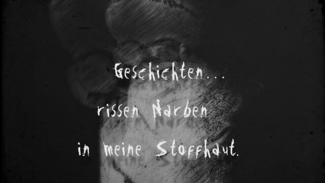 Bildaufschrift: Geschichten rissen Narben in meine Stoffhaut. Monochromes Bild auf dem das Wesen im Mittelspunkt steht und sich weinend das Gesicht mit beiden Pfoten zuhält. Die Figur des Wesens scheint noch einmal stark vergrößert im Bild als Schatten hervorzustechen.