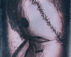 Auf diesem Artwork/Photomanipulation sieht man das Wesen nach links blickend, den Kopf leicht nach unten geneigt im Profil. Der Kopf wirft einen Schatten auf die Wand, ein Arm ist leicht nach vorne gestreckt. Obwohl das Bild in eigentlich positiven rose/weißen Farbtönen gehalten ist, wirkt alles sehr düster. Die Bildaufschrift .: Kaltschuld :. lässt jegliche Hoffnung weichen.