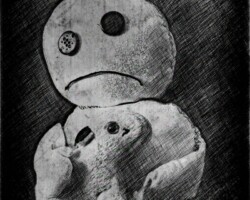 Komplett schwarz-weiß gehaltenes Artwork/Photomanipulation des Wesens das mit einem sehr ungglüklcihen Gesichtsausdruck vorsichtig eine kleine Ochsenfigur in den Armen hält. Der Ochse selbst hat zurückgelgte Ohren und einen ägnstlichen Ausdruck in den Augen. Das bild wirkt durch die schwarz-weiß Optik trostlos und ist an einigen Stellen künstlich verschmutzt.