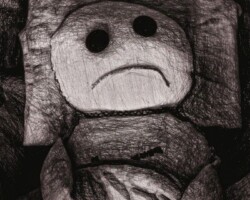 Mischung aus Photographie und digitaler Zeichnung. Das Wesen, von oben phtographiert liegt schlaflos und mit einem sehr unglücklichen Gesichtsausdruck im Bett. Der Kopf ruht auf einem großen Kissen. Das Artwork ist in schwarz/braun/rosa und Grautönen gehalten.