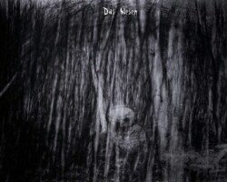 Artwork / Photomanipulation des Wesens. Hier sitzt es im Wald hinter kleinen Baum und Sträucherästen versteckt. Schwarz/weiß Bild.