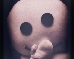 .: Kicherwesen :. Das Wesen kichert fröhlich in eine vor den Mund gehaltene Pfote.