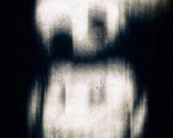 Ein sehr düsteres und gruseliges Artwork/Photomanipulation des Wesens, das hier verschwommen und schemenhaft eine Geisterfigur seines Selbst darstellt. Das Bild trägt schwarz/weiß/braun/grau/blaue  ineinander fließende Farbtöne.