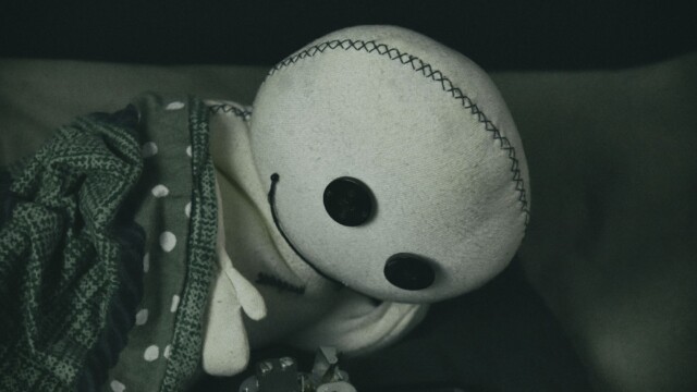 Die Spieluhr spielt ein Gutenachtlied dem ich die ganze Nacht zuhöre :) Das Wesen liegt im Bett und scheint sanft über eine kleine Spieluhr zu streicheln. Interessiert beobachtet es während die Spieluhr läuft.