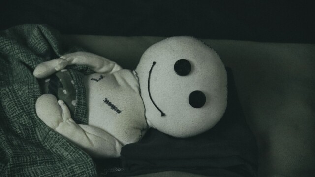 Bitte erzähl weiter...und weiter... Das Wesen liegt im Bett und hört lächelnd einer Gutenachtgeschichte zu.